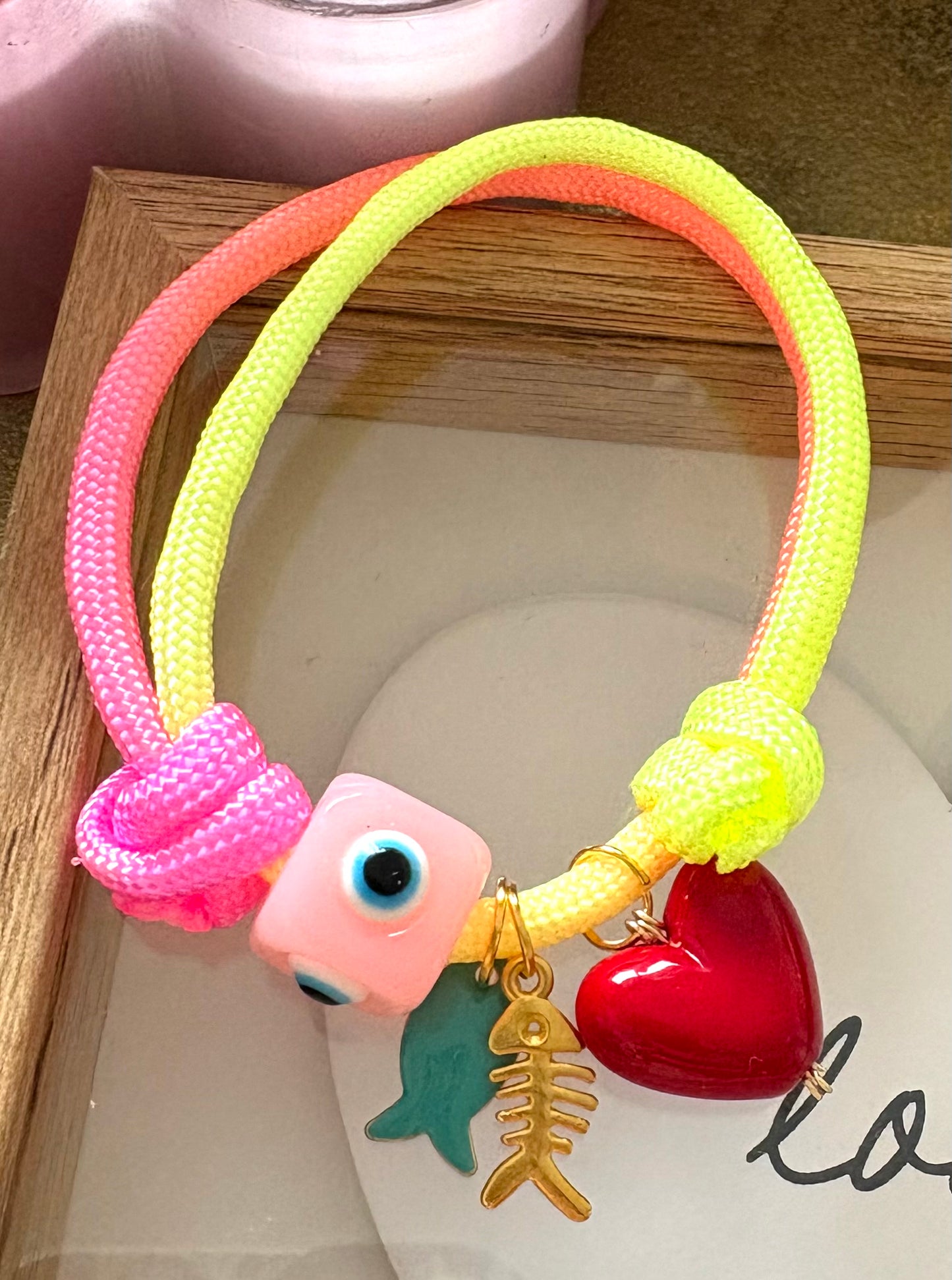 Pulsera Ajustable de Cordon Multicolor con Dije en Acero Inoxidable – Hecha a Mano para Mujer