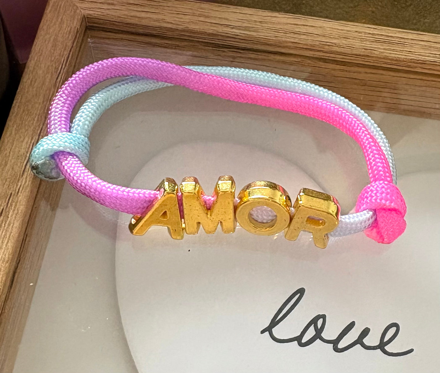 Pulsera Ajustable de Cordon Multicolor con Dije en Acero Inoxidable – Hecha a Mano para Mujer
