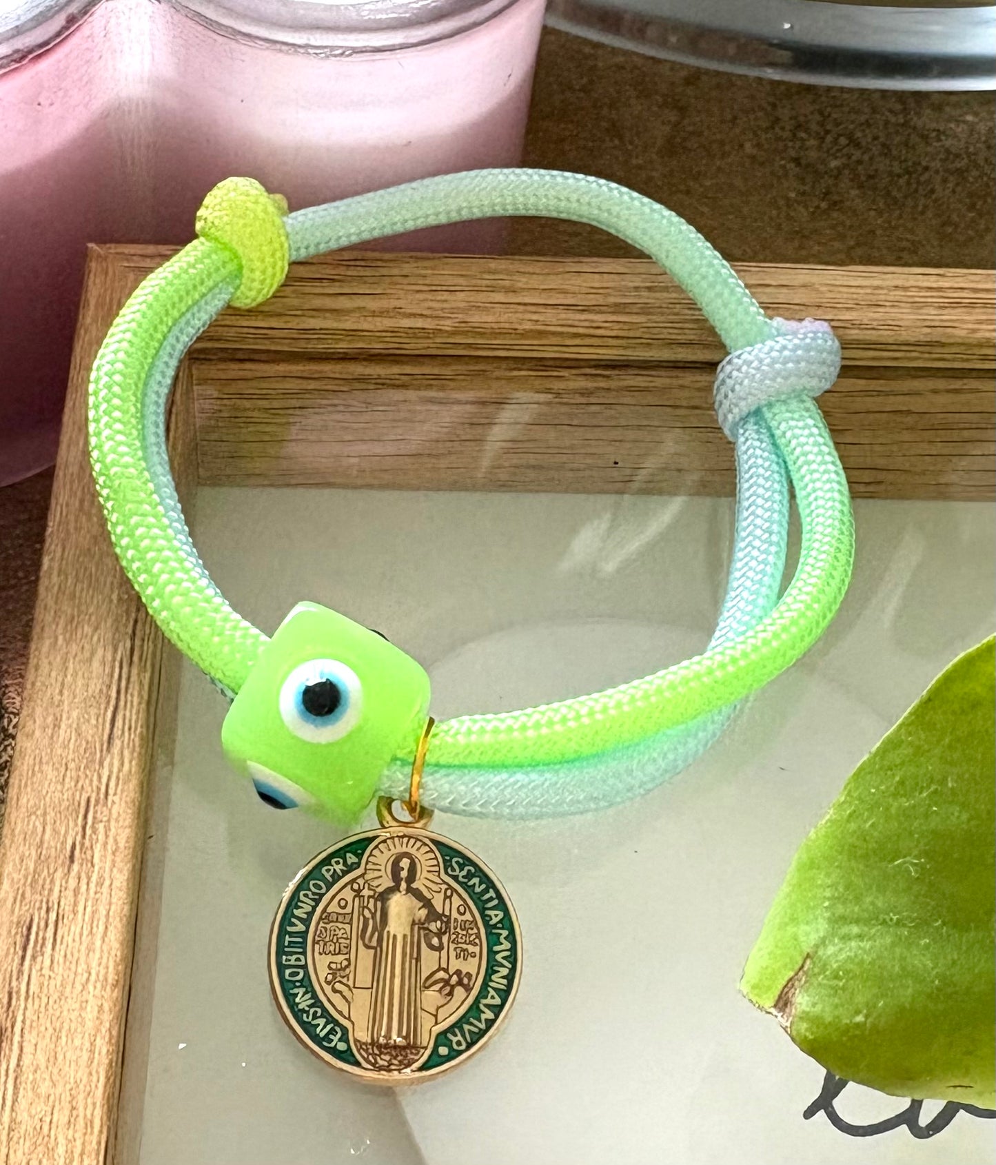 Pulsera Ajustable de Cordon Multicolor con Dije en Acero Inoxidable – Hecha a Mano para Mujer