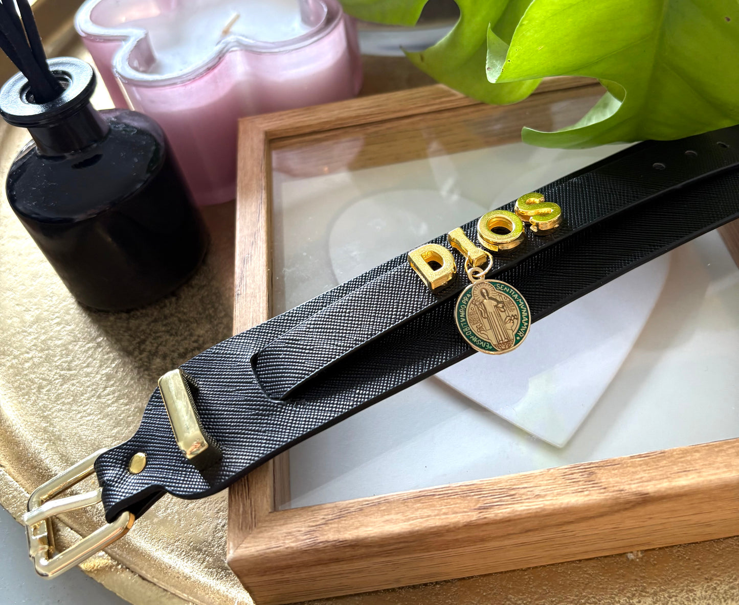Brazalete de Cuero Ajustable con Palabras Inspiradoras y Dijes en Acero Inoxidable – Hecho a Mano para Mujer
