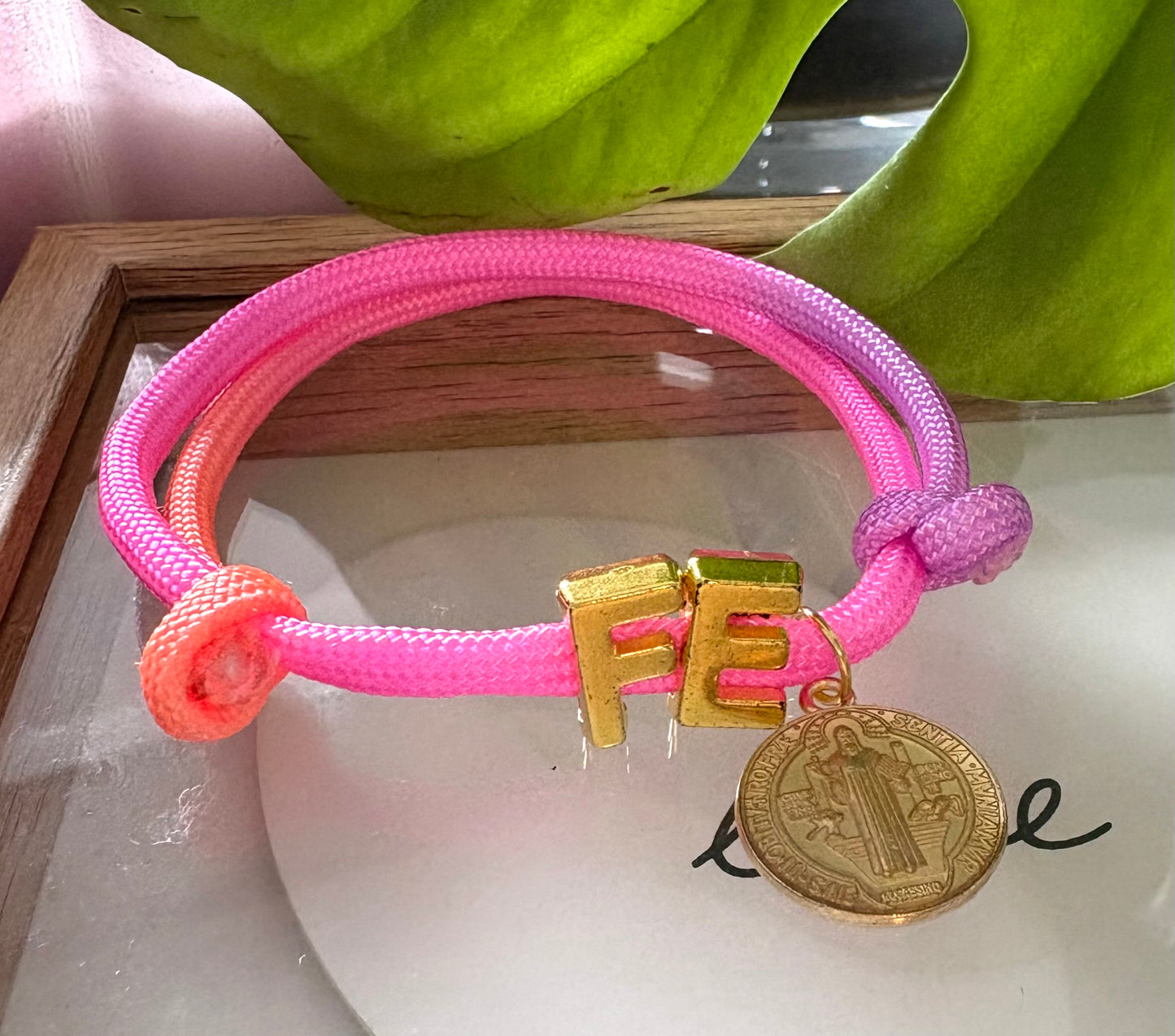 Pulsera Ajustable de Cordon Multicolor con Dije en Acero Inoxidable – Hecha a Mano para Mujer