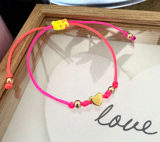Pulsera de Mujer Hecha a Mano con Hilo Chino Multicolor y Dijes de Acero Inoxidable con Baño de Oro – Ajustable con Nudo Corredizo