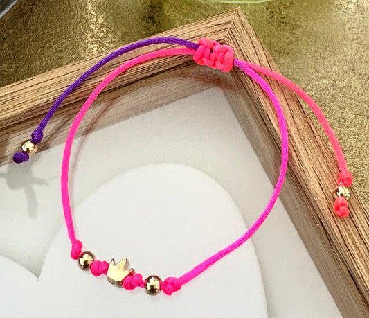 Pulsera de Mujer Hecha a Mano con Hilo Chino Multicolor y Dijes de Acero Inoxidable con Baño de Oro – Ajustable con Nudo Corredizo
