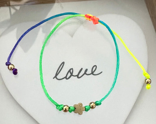 Pulsera de Mujer Hecha a Mano con Hilo Chino Multicolor y Dijes de Acero Inoxidable con Baño de Oro – Ajustable con Nudo Corredizo