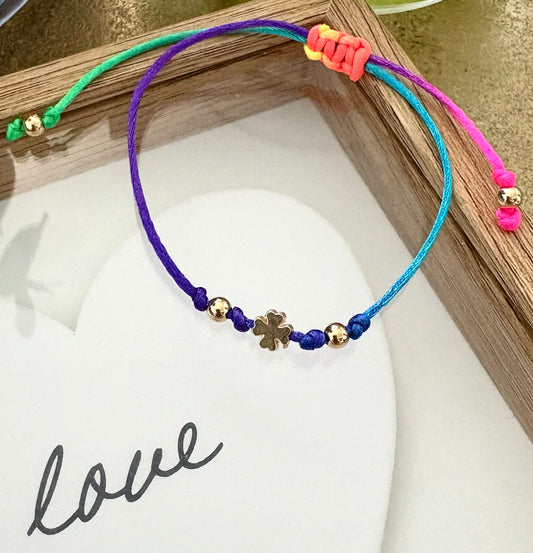 Pulsera de Mujer Hecha a Mano con Hilo Chino Multicolor y Dijes de Acero Inoxidable con Baño de Oro – Ajustable con Nudo Corredizo