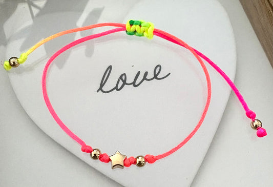 Pulsera de Mujer Hecha a Mano con Hilo Chino multicolor y Dijes de Acero Inoxidable con Baño de Oro – Ajustable con Nudo Corredizo