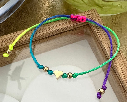 Pulsera de Mujer Hecha a Mano con Hilo Chino Multicolor y Dijes de Acero Inoxidable con Baño de Oro – Ajustable con Nudo Corredizo