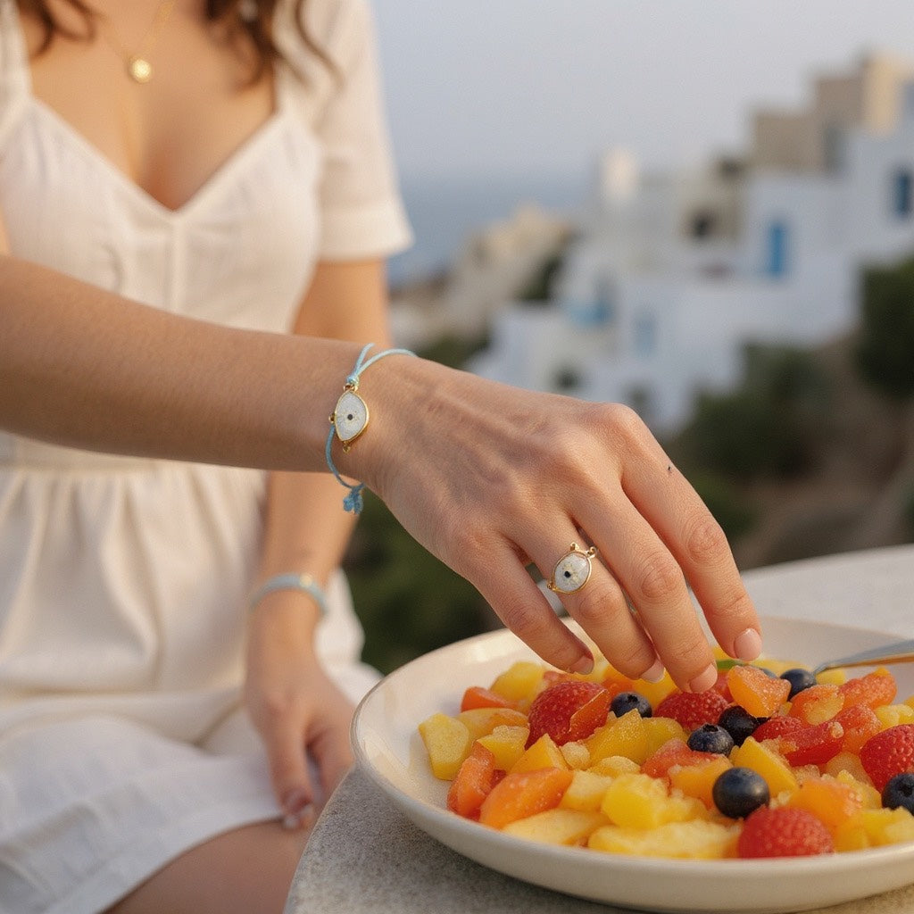 Pulsera de Mujer Hecha a Mano con Hilo Trenzado y Dije de Acero Inoxidable con Baño de Oro y Ojo Turco
