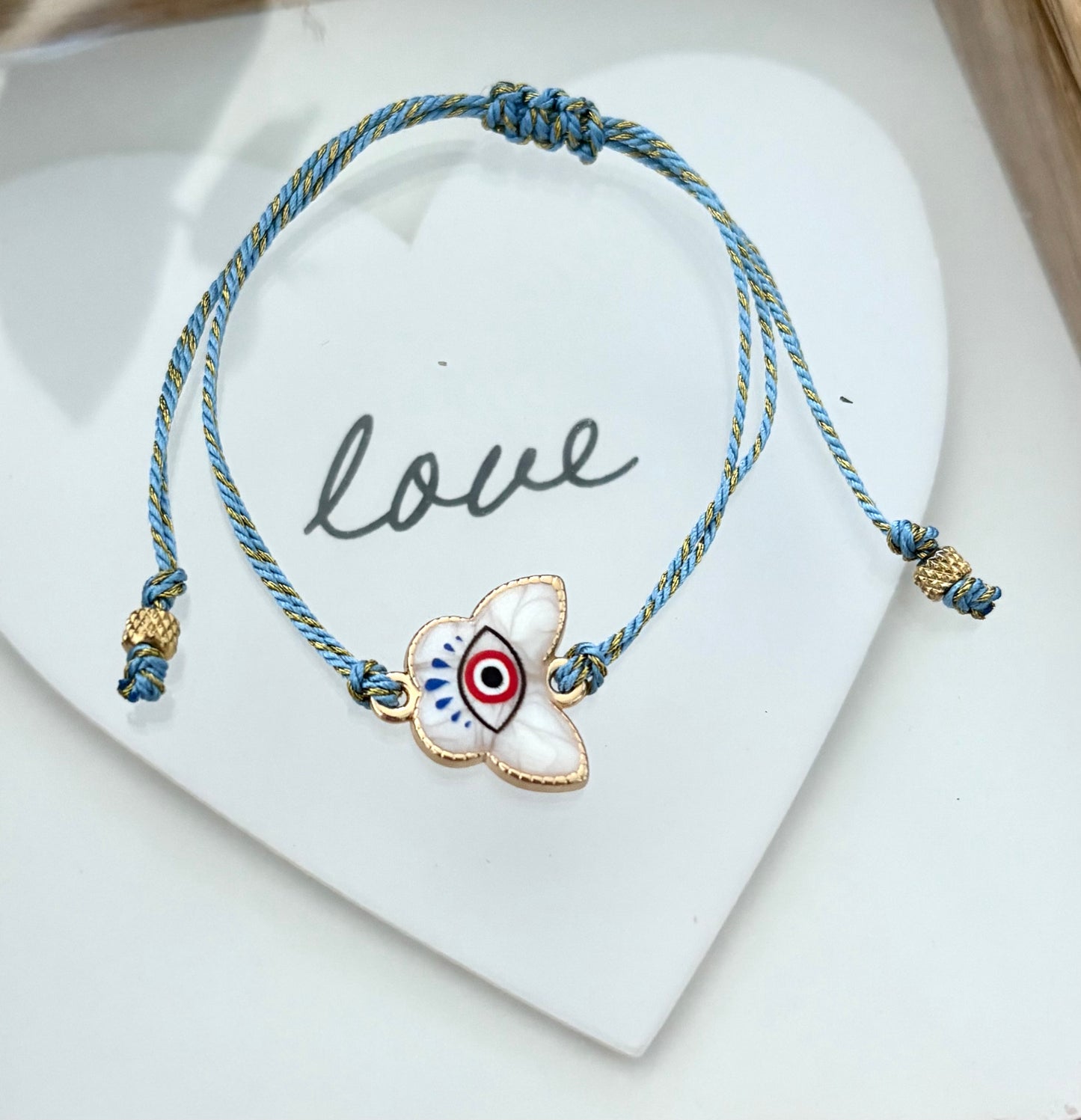 Pulsera de Mujer Hecha a Mano con Hilo Trenzado y Dije de Acero Inoxidable con Baño de Oro y Ojo Turco