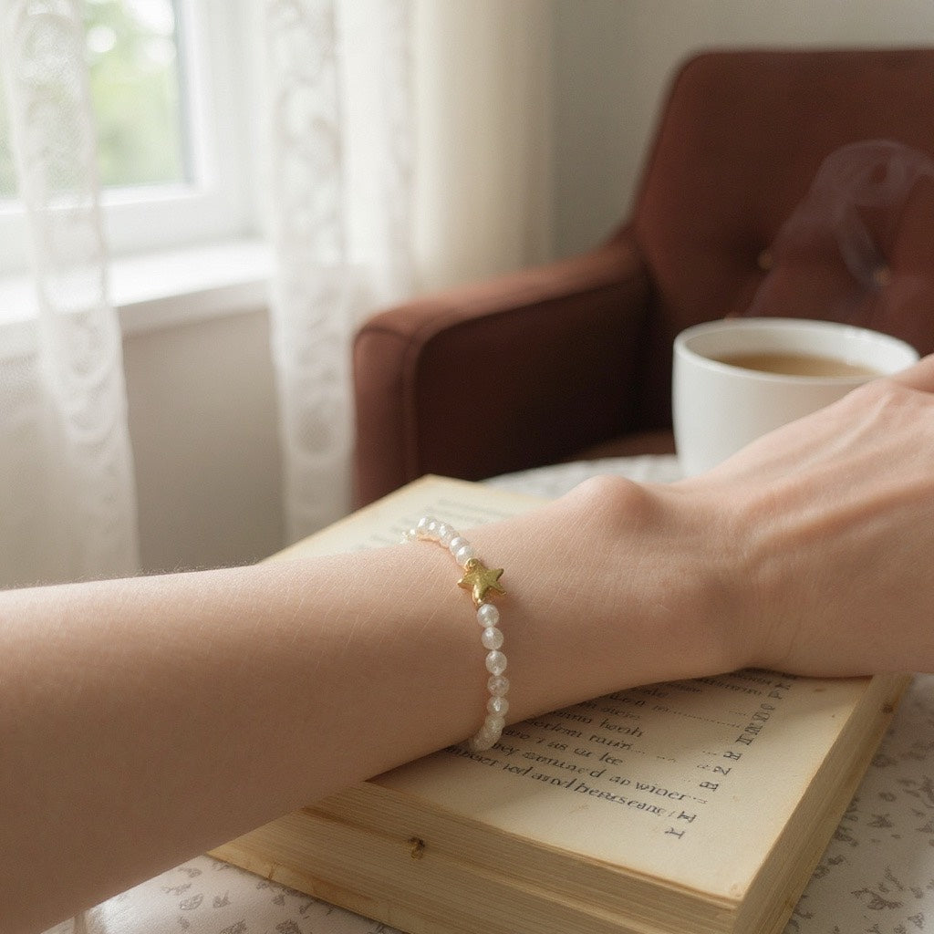 Pulsera Elástica de Mujer con Avalorios de Vidrio Rosa y Dije en Acero Inoxidable con Baño de Oro | Hecha a Mano