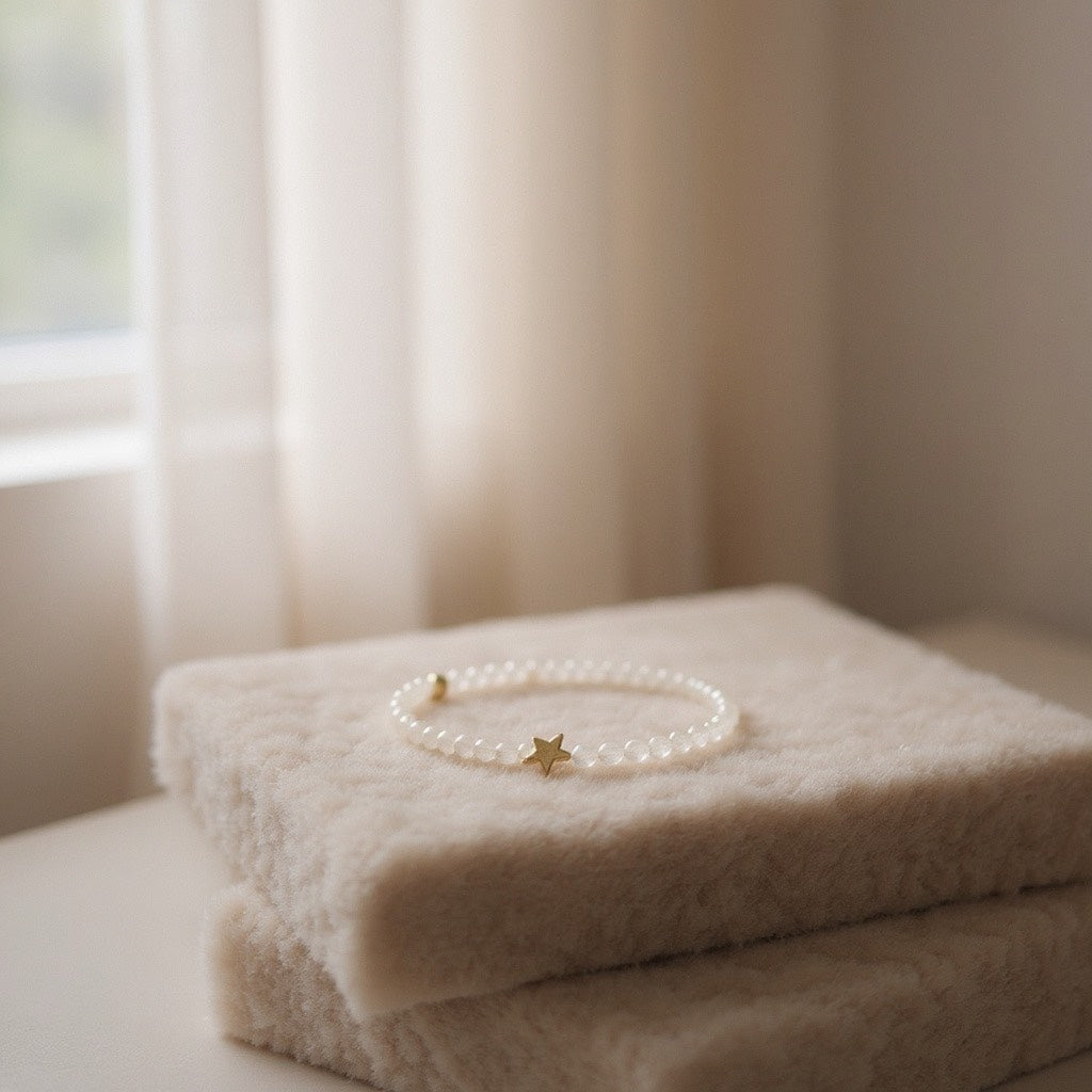 Pulsera Elástica de Mujer con Avalorios de Vidrio Blanco y Dije en Acero Inoxidable con Baño de Oro | Hecha a Mano