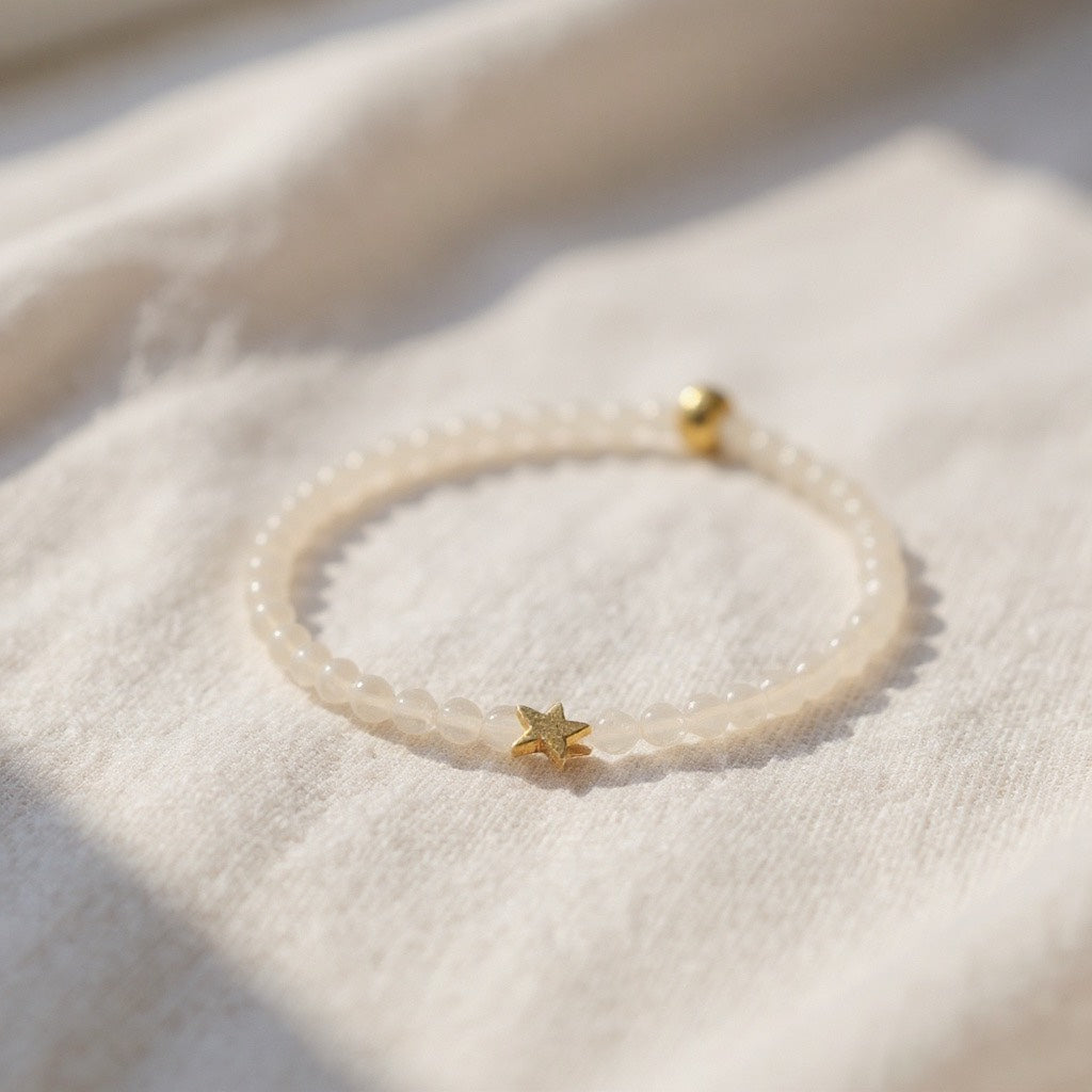 Pulsera Elástica de Mujer con Avalorios de Vidrio Blanco y Dije en Acero Inoxidable con Baño de Oro | Hecha a Mano