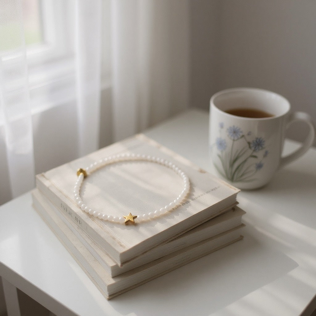 Pulsera Elástica de Mujer con Avalorios de Vidrio Blanco y Dije en Acero Inoxidable con Baño de Oro | Hecha a Mano