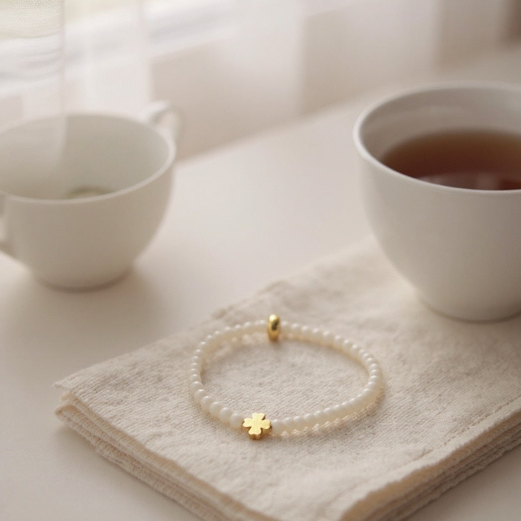 Pulsera Elástica de Mujer con Avalorios de Vidrio Rosa y Dije en Acero Inoxidable con Baño de Oro | Hecha a Mano
