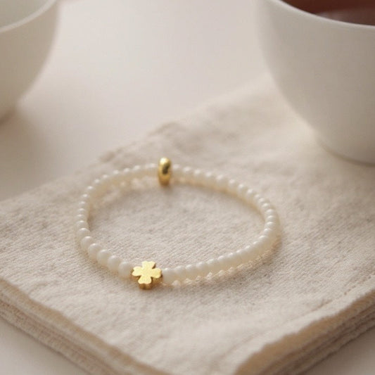 Pulsera Elástica de Avalorios Rosas | Joyería de Vidrio y Acero Inoxidable Bañada en Oro | Pulsera Cómoda y Elegante