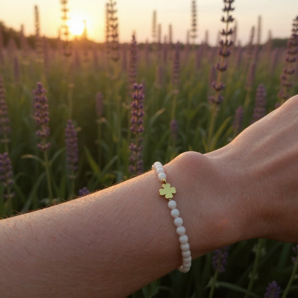 Pulsera Elástica de Mujer con Avalorios de Vidrio Rosa y Dije en Acero Inoxidable con Baño de Oro | Hecha a Mano