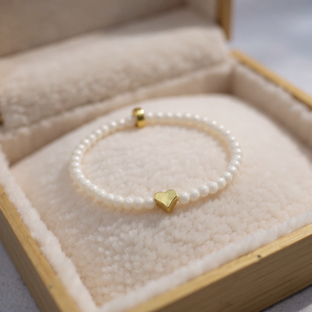 Pulsera Elástica de Mujer con Avalorios de Vidrio Rosa y Dije en Acero Inoxidable con Baño de Oro | Hecha a Mano
