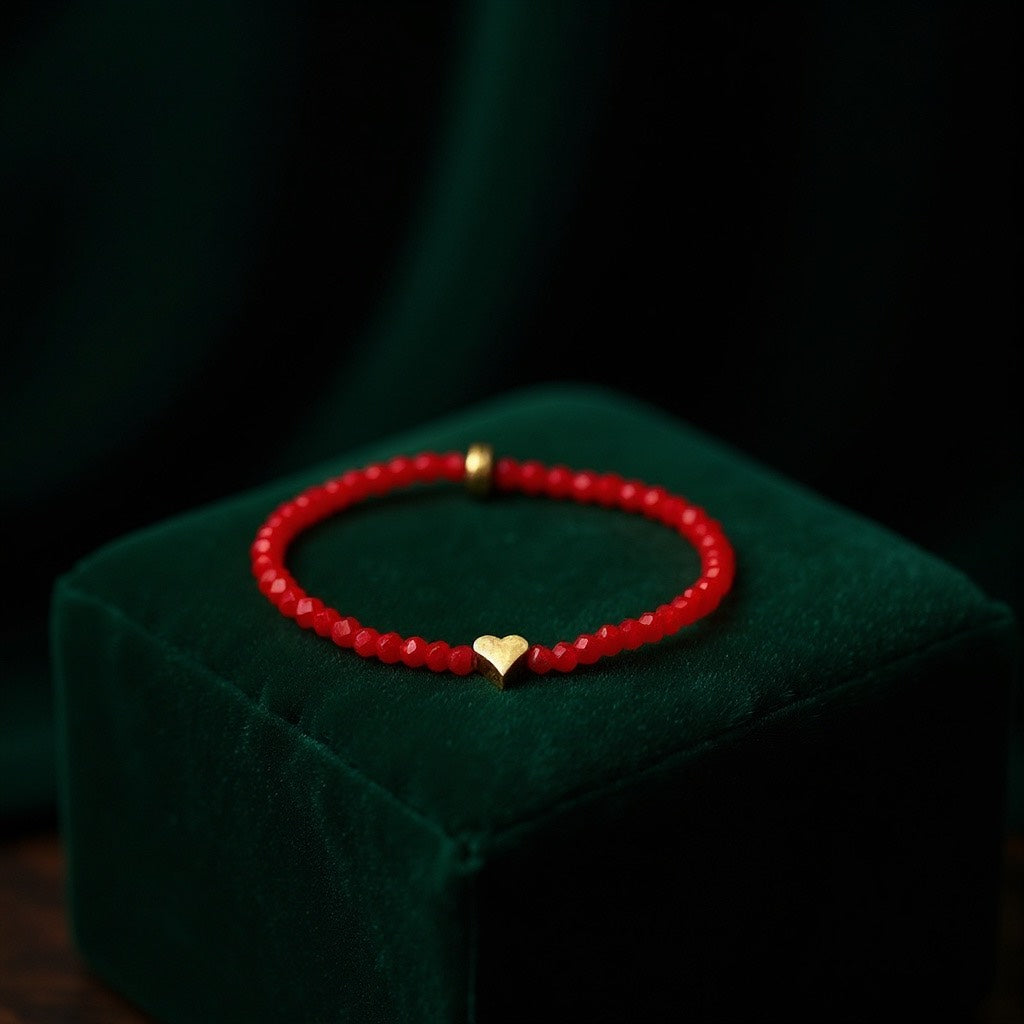 Pulsera Elástica de Mujer con Avalorios de Vidrio Rojo y Dije en Acero Inoxidable con Baño de Oro | Hecha a Mano