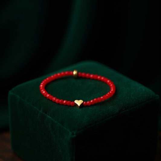 Pulsera Elástica de Mujer con Avalorios de Vidrio Rojo y Dije en Acero Inoxidable con Baño de Oro | Hecha a Mano
