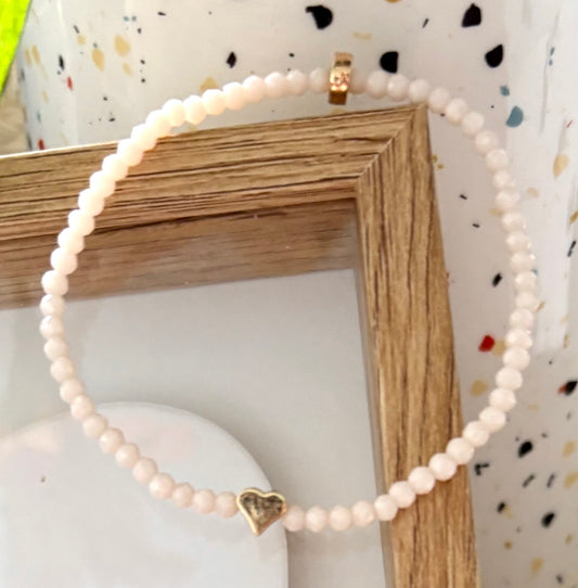 Pulsera Elástica de Mujer con Avalorios de Vidrio Rosa y Dije en Acero Inoxidable con Baño de Oro | Hecha a Mano