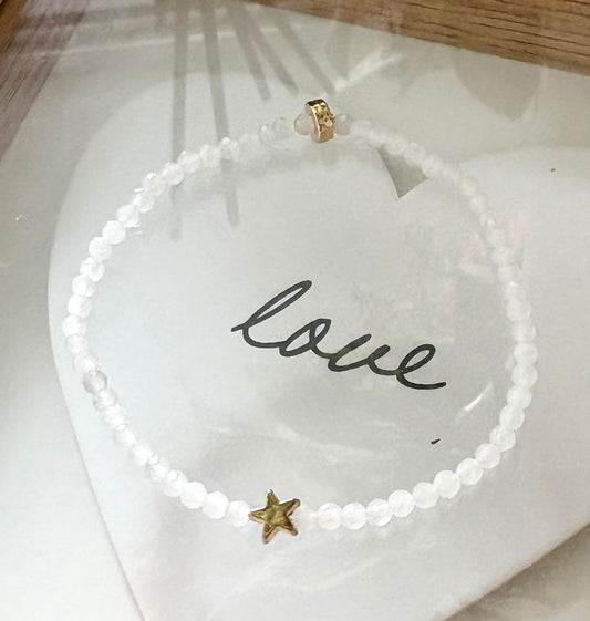 Pulsera Elástica de Mujer con Avalorios de Vidrio Blanco y Dije en Acero Inoxidable con Baño de Oro | Hecha a Mano