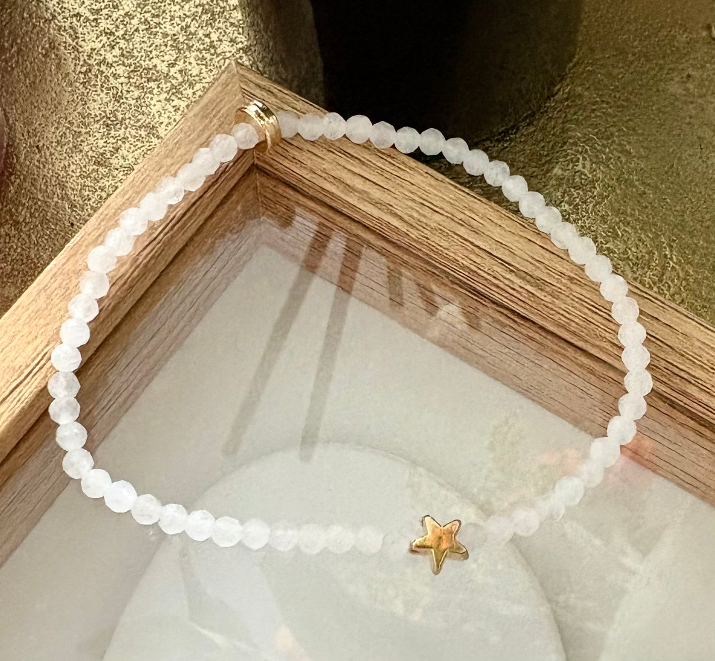 Pulsera Elástica de Mujer con Avalorios de Vidrio Blanco y Dije en Acero Inoxidable con Baño de Oro | Hecha a Mano