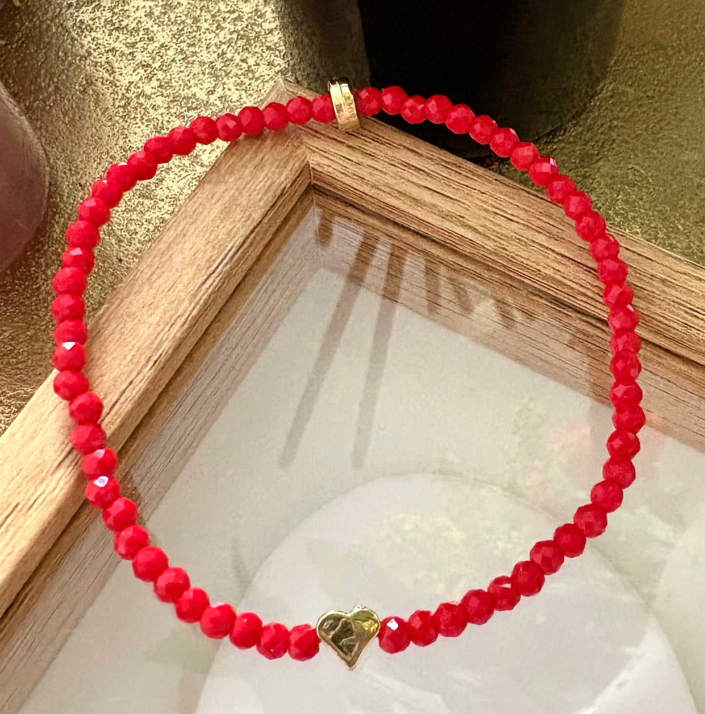 Pulsera Elástica de Mujer con Avalorios de Vidrio Rojo y Dije en Acero Inoxidable con Baño de Oro | Hecha a Mano