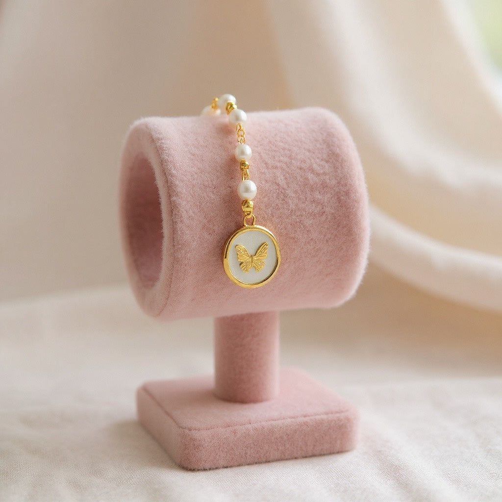 Pulsera de Mujer con Perlas y Dije de Mariposa en Acero Inoxidable con Baño de Oro | Hecha a Mano