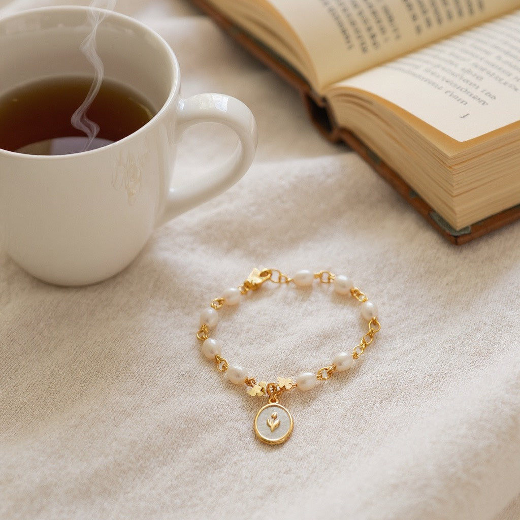 Pulsera de Mujer con Perlas y Dije de Flor en Acero Inoxidable con Baño de Oro | Hecha a Mano