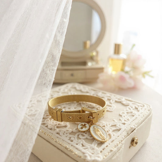 Brazalete de Mujer Hecho a Mano Tipo Correa con Baño de Oro y Dijes Religiosos en Acero Inoxidable