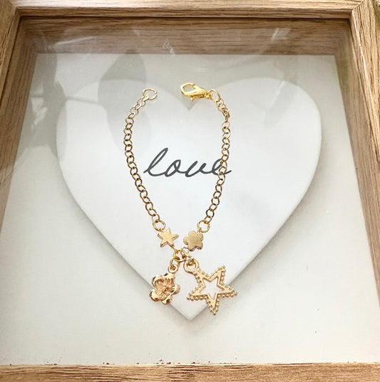 Pulsera de Niña Hecha a Mano en Acero Inoxidable con Baño de Oro y Dijes de Flor, Estrella y Corona – 13 cm