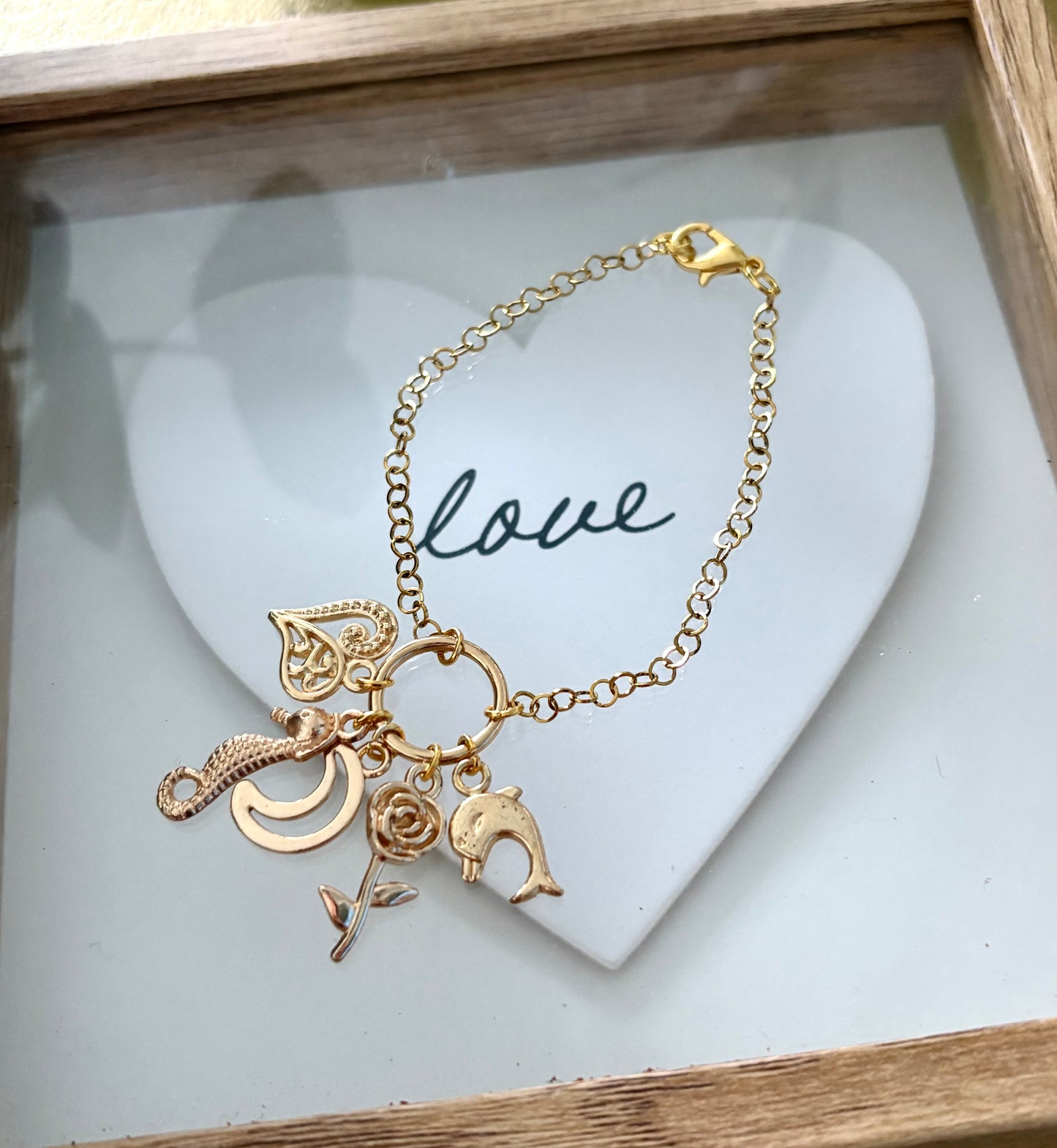 Pulsera de Mujer Hecha a Mano con Cadena de Acero Inoxidable Baño de Oro y Dijes Colgantes | 16 cm