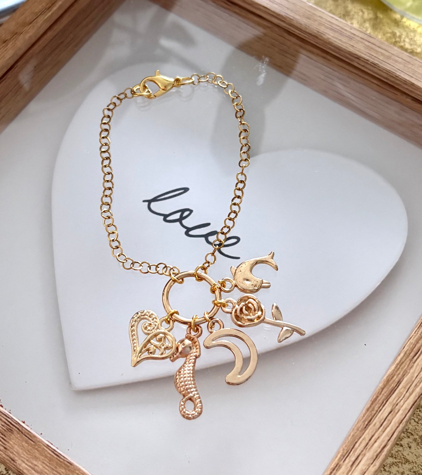 Pulsera de Mujer Hecha a Mano con Cadena de Acero Inoxidable Baño de Oro y Dijes Colgantes | 16 cm