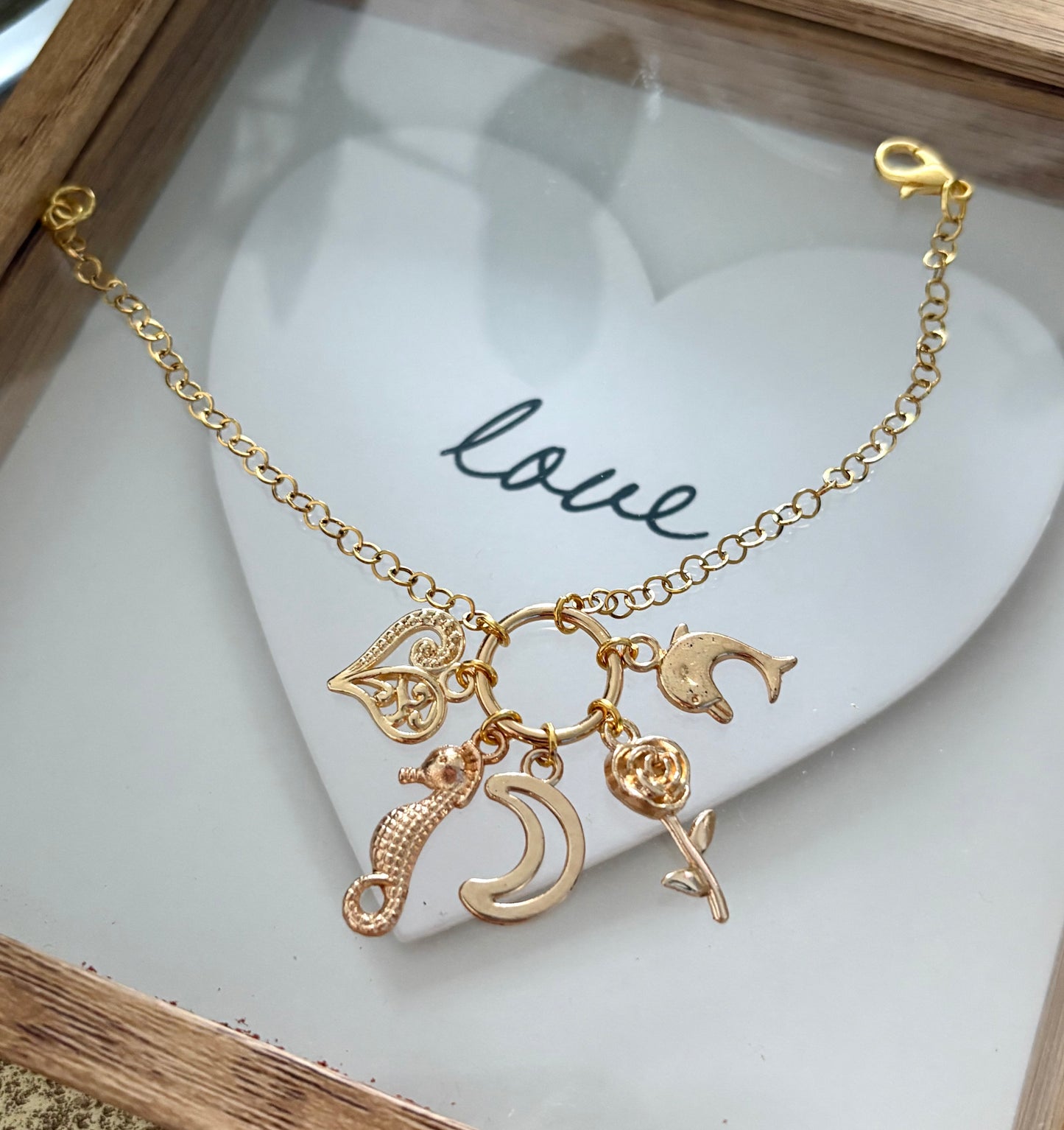 Pulsera de Mujer Hecha a Mano con Cadena de Acero Inoxidable Baño de Oro y Dijes Colgantes | 16 cm