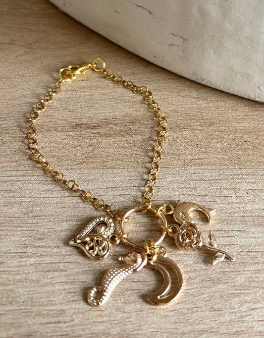 Pulsera de Mujer Hecha a Mano con Cadena de Acero Inoxidable Baño de Oro y Dijes Colgantes | 16 cm
