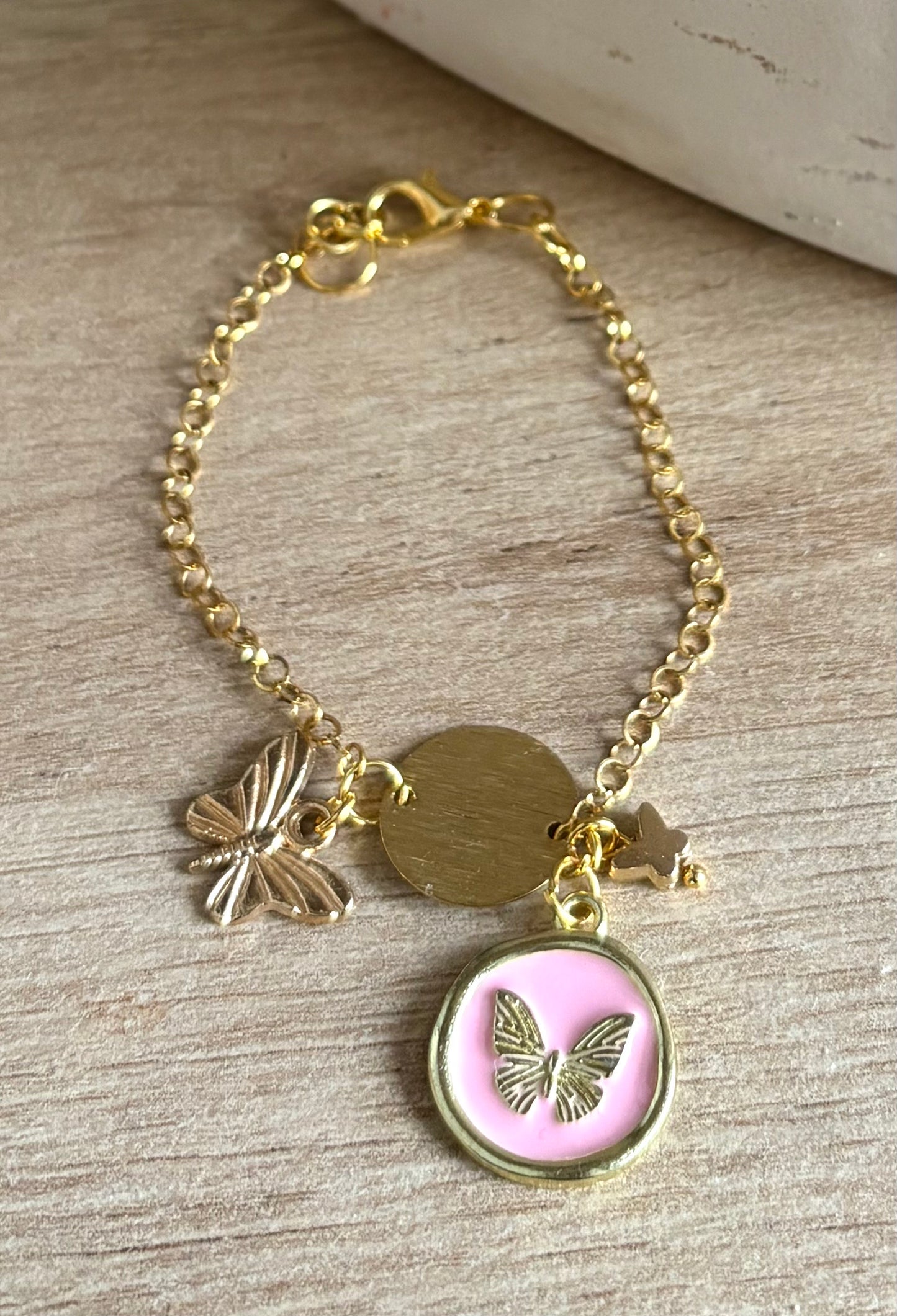 Pulsera de Mujer Hecha a Mano con Cadena de Acero Inoxidable y Dijes de Mariposa con Baño de Oro – 16 cm
