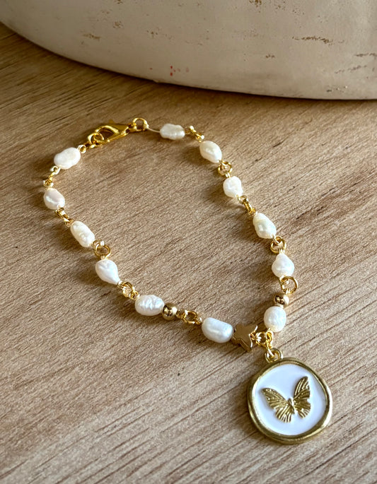 Pulsera de Perlas con Dije de Mariposa | Joyería de Acero Inoxidable Bañada en Oro | Pulsera Elegante y Atemporal para Mujer