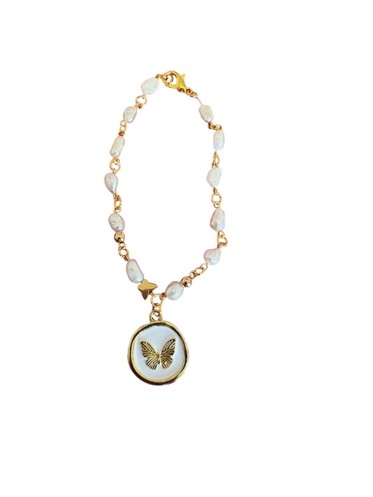 Pulsera de Mujer con Perlas y Dije de Mariposa en Acero Inoxidable con Baño de Oro | Hecha a Mano