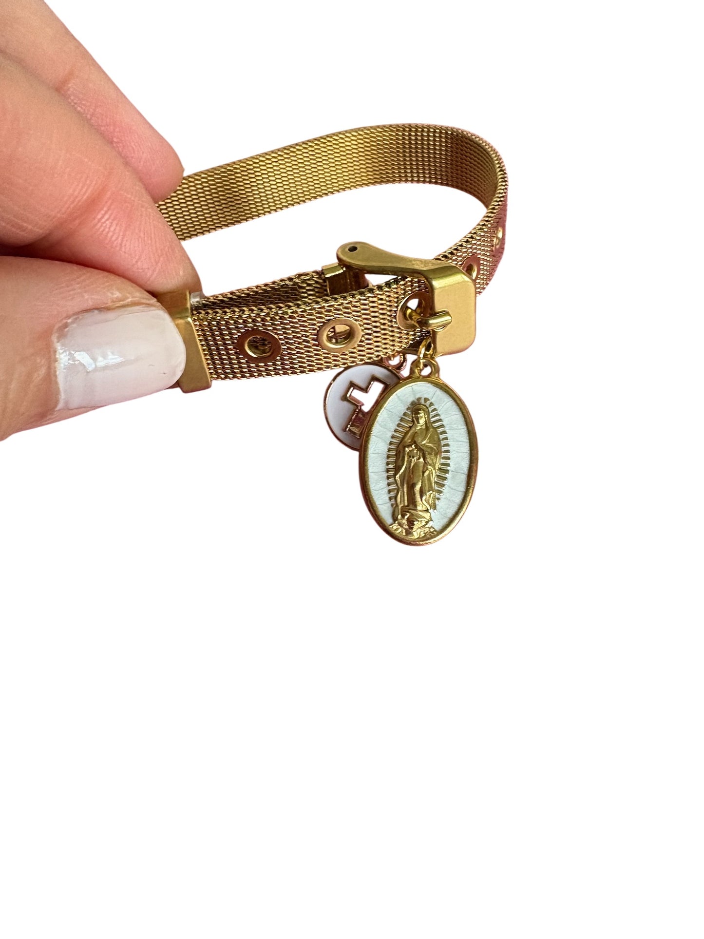 Brazalete de Mujer Hecho a Mano Tipo Correa con Baño de Oro y Dijes Religiosos en Acero Inoxidable