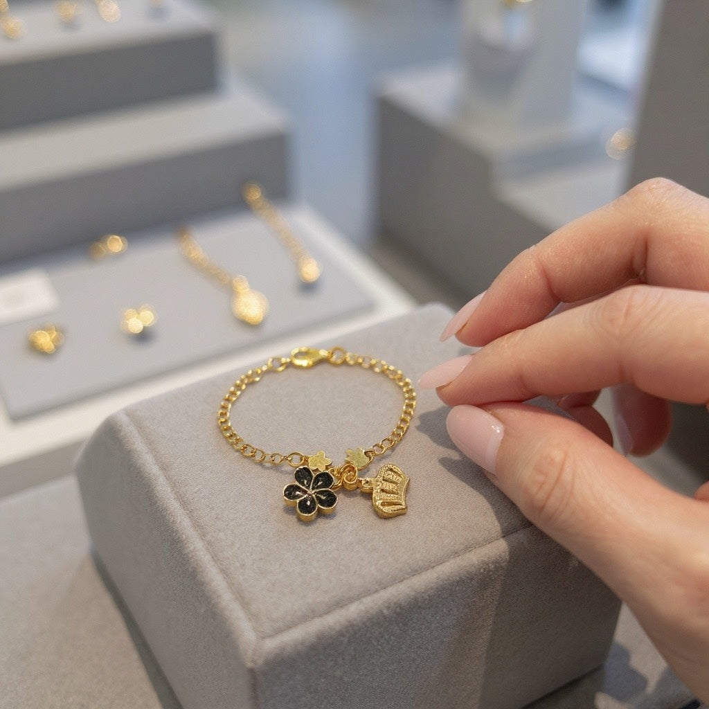 Pulsera de Mujer Hecha a Mano de Acero Inoxidable con Baño de Oro y Dijes de Flor y Corona | 15 cm