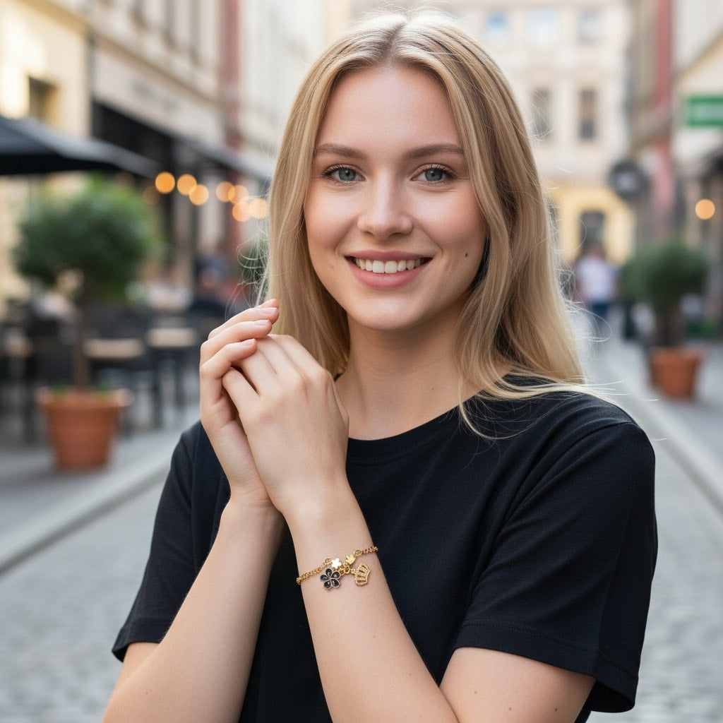 Pulsera de Mujer Hecha a Mano de Acero Inoxidable con Baño de Oro y Dijes de Flor y Corona | 15 cm