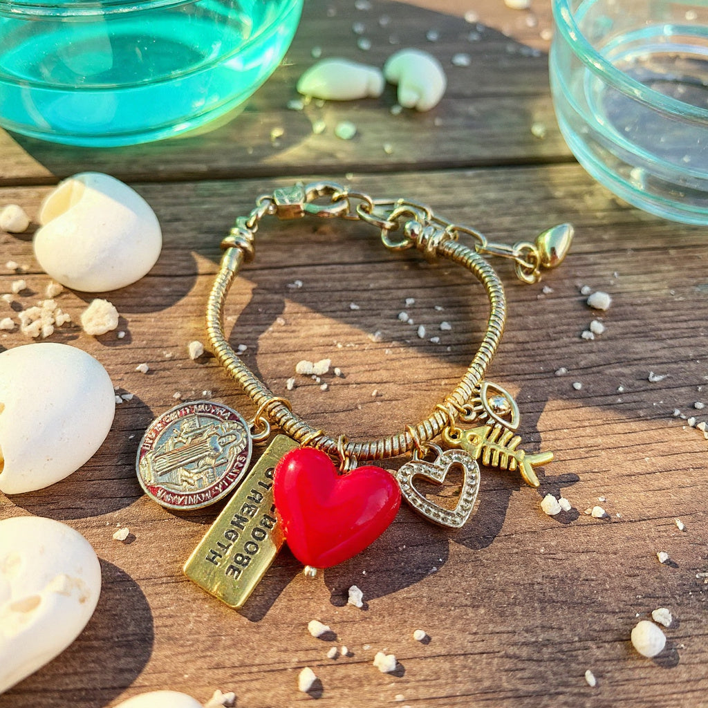 Pulsera de cordón de acero inoxidable bañada en oro con dijes colgantes y cierre extensible – Joyería elegante para mujer