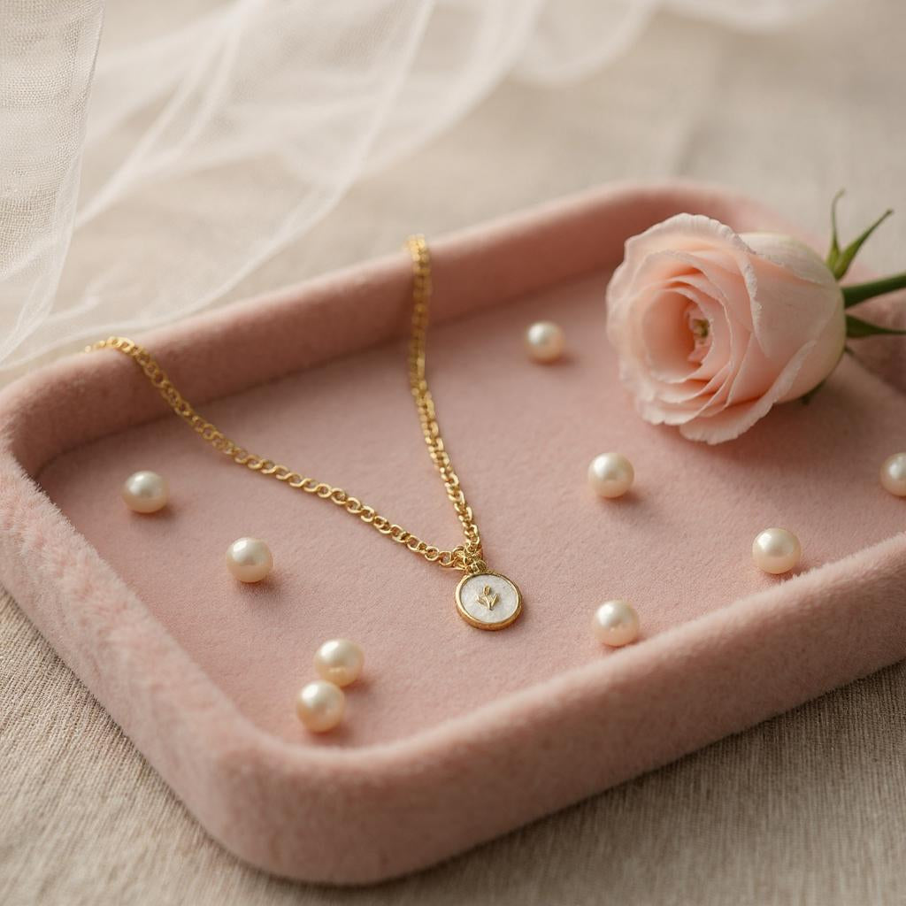 Collar de Cadena con Baño de Oro y Dije en Acero Inoxidable – Accesorios en tendencia - Collar de mujer