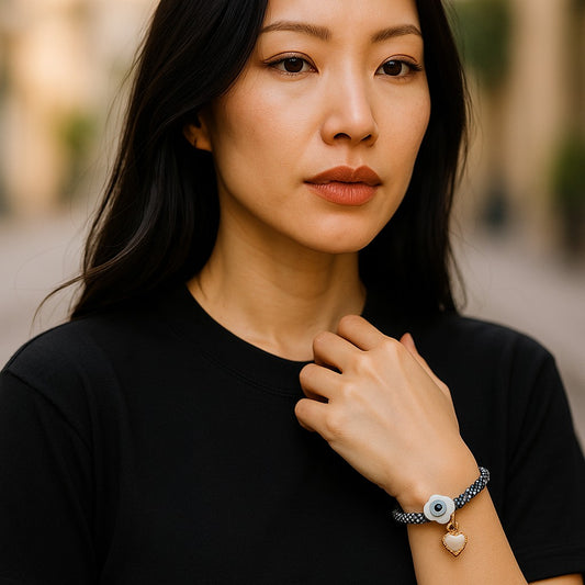 Pulsera de Mujer Blanco y Negro ajustable con Dije en Acero Inoxidable – Estilo Artesanal y Moderno