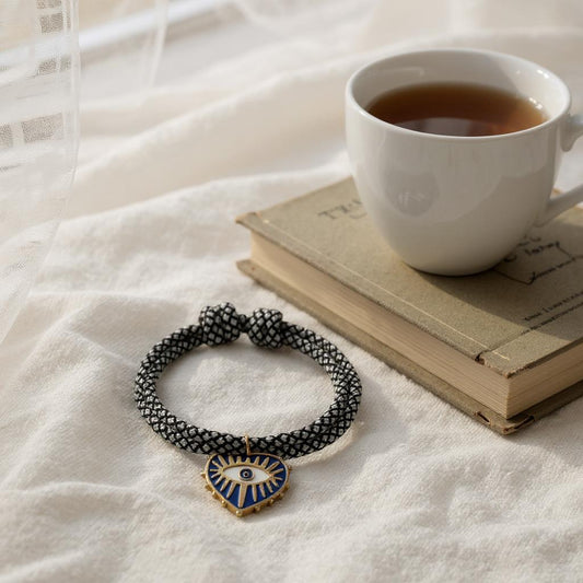 Pulsera de Mujer Blanco y Negro ajustable con Dije en Acero Inoxidable – Estilo Artesanal y Moderno