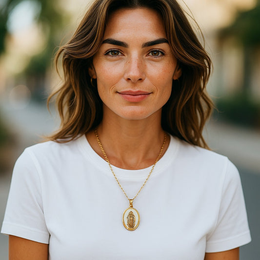Collar de Cadena con Baño de Oro y Dije en Acero Inoxidable – Accesorios en tendencia - Collar de mujer
