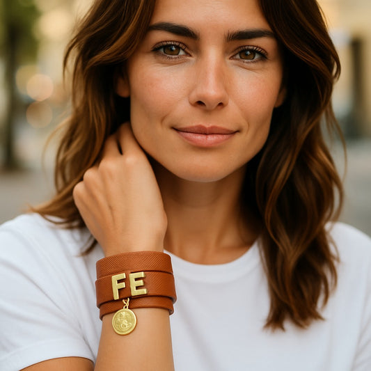Brazalete de Cuero Ajustable con Palabras Inspiradoras y Dijes en Acero Inoxidable – Hecho a Mano para Mujer