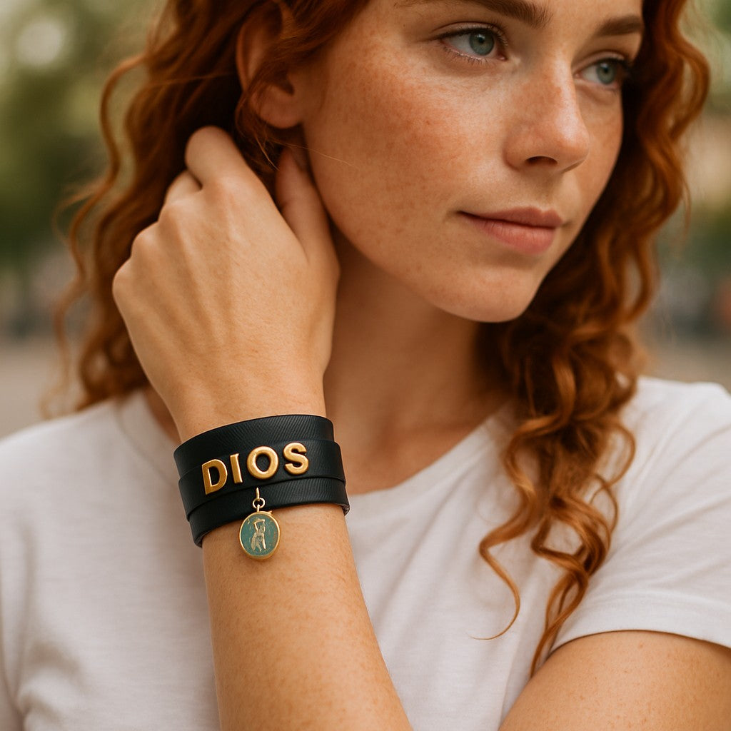 Brazalete de Cuero Ajustable con Palabras Inspiradoras y Dijes en Acero Inoxidable – Hecho a Mano para Mujer